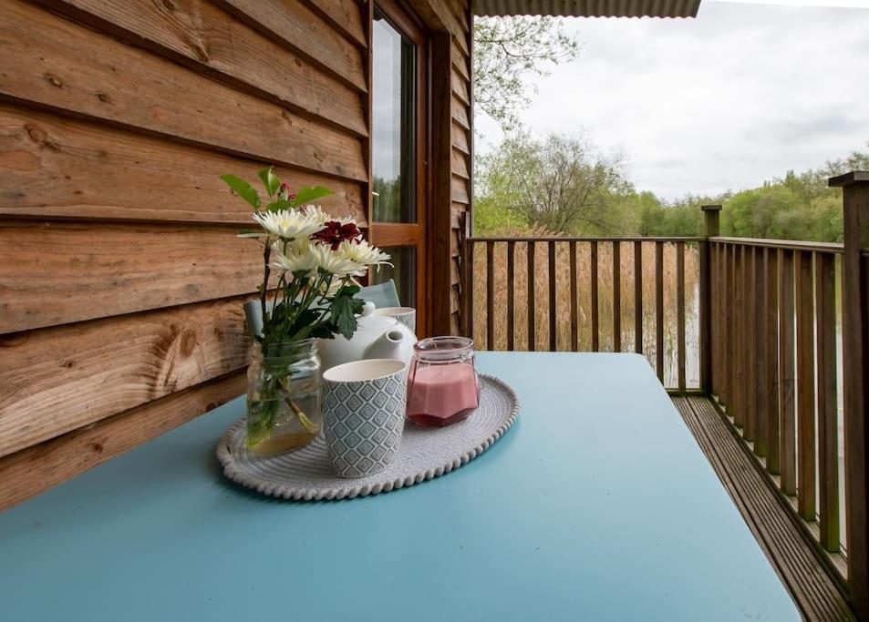 Lakeside Cabin On Stilts- 'Kingfisher' Villa Rous Lench Buitenkant foto