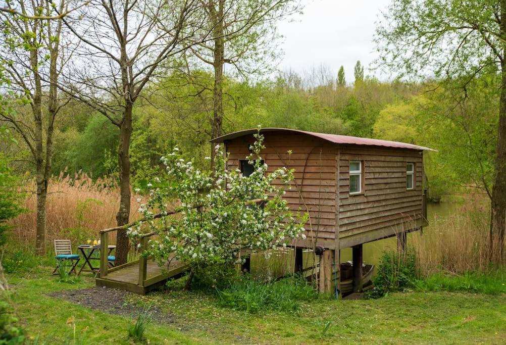 Lakeside Cabin On Stilts- 'Kingfisher' Villa Rous Lench Buitenkant foto