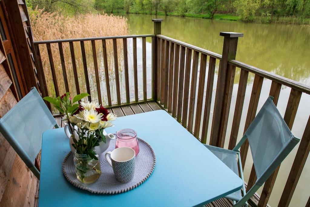 Lakeside Cabin On Stilts- 'Kingfisher' Villa Rous Lench Buitenkant foto